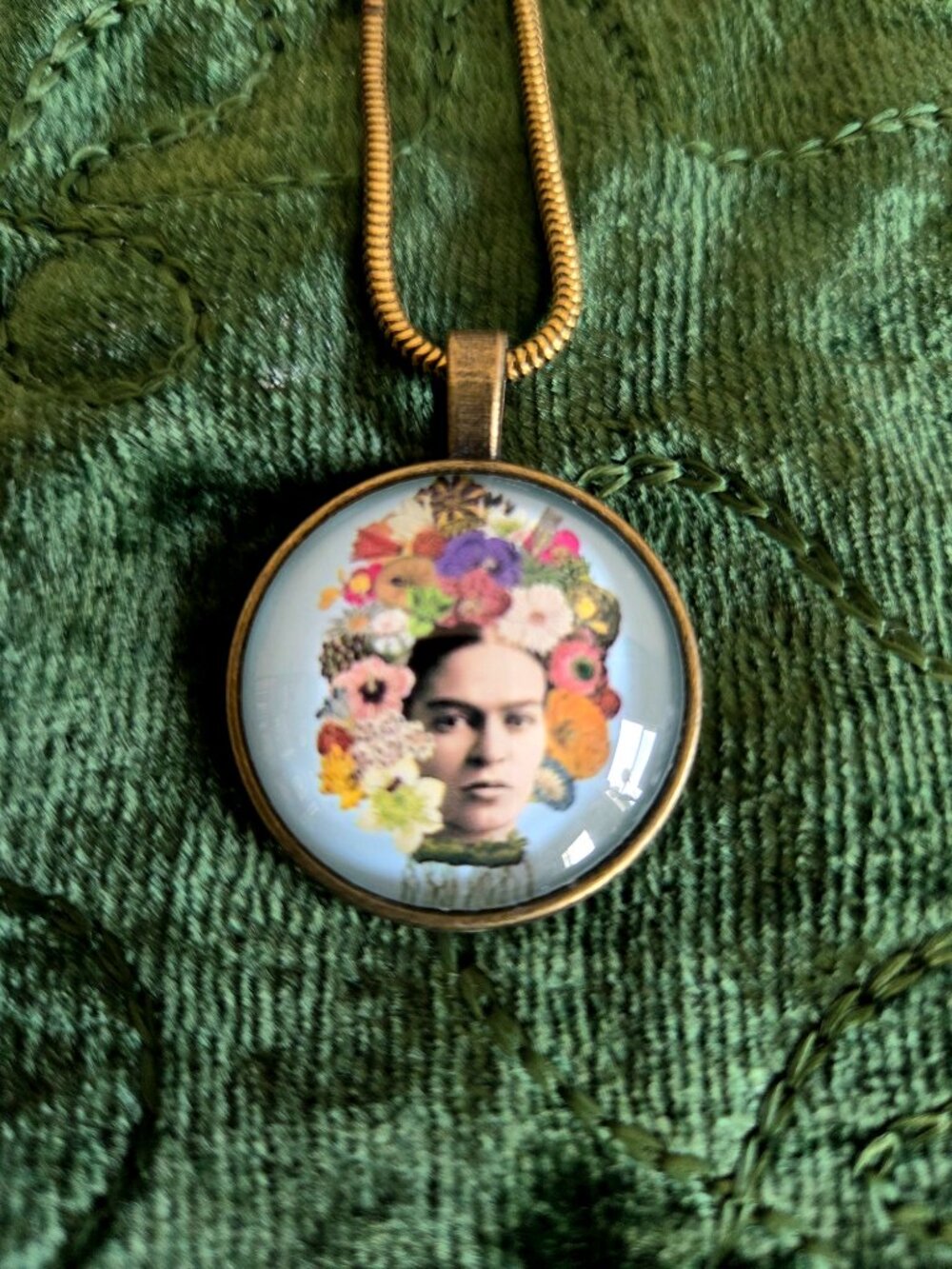 Frida Kahlo Metal Round Pendant - Picture 2 of 4